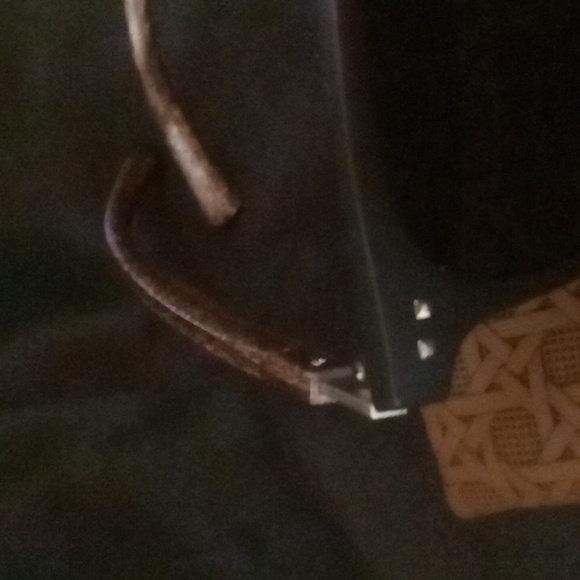 Mens wood grain sun glasses & Matching Case a gray lens with black frames. - Picture 6 of 12